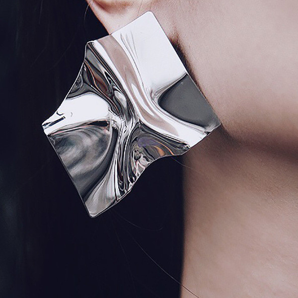 Cercei moderni de damă într-o formă non-standard