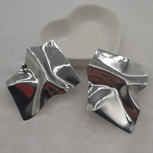 Cercei moderni de damă într-o formă non-standard