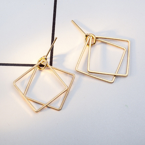 Cercei moderni in forma patrata