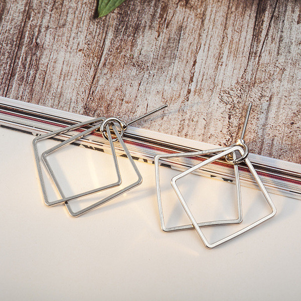 Cercei moderni in forma patrata