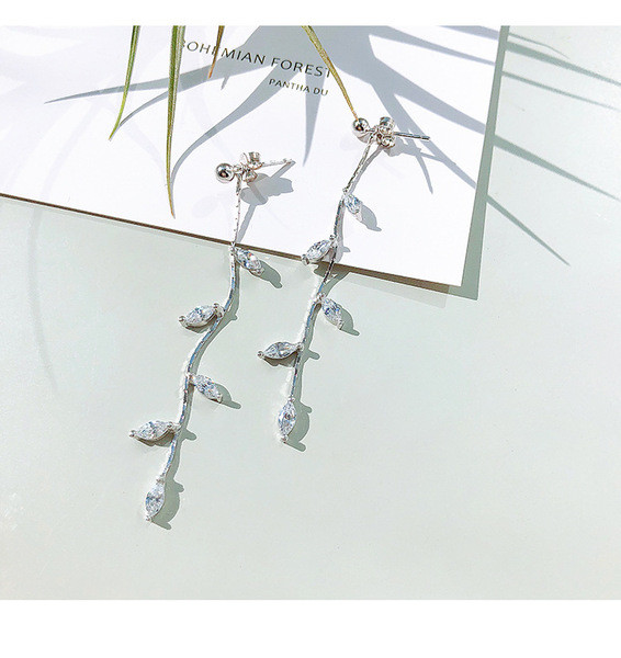 Cercei de damă delicati atârnați