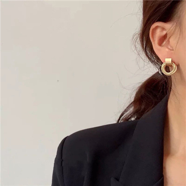 Елегантни дамски златисти обеци 