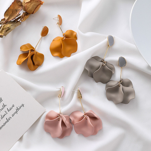 Cercei atârnați pentru femei non-standard