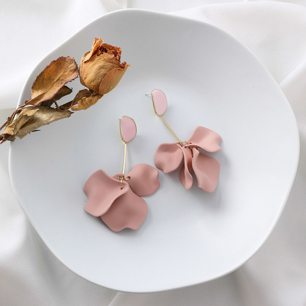 Cercei atârnați pentru femei non-standard