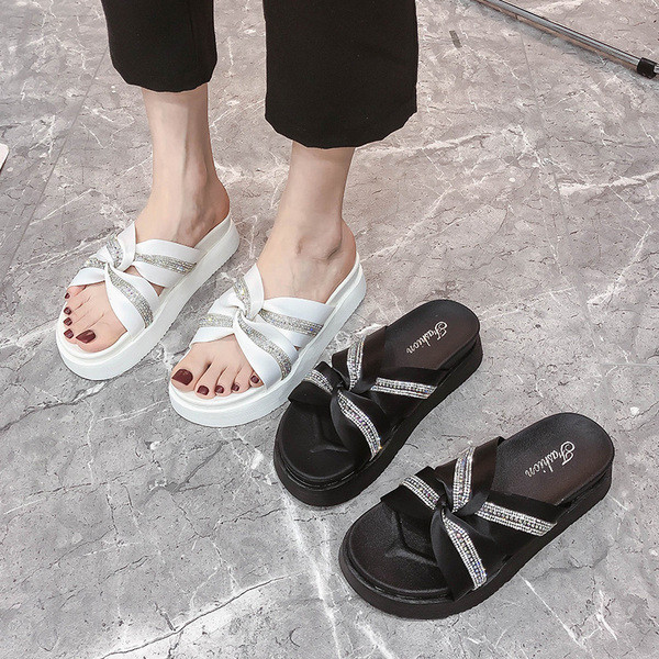 Дамски чехли с висока подметка и каишки с лъскав ефект 