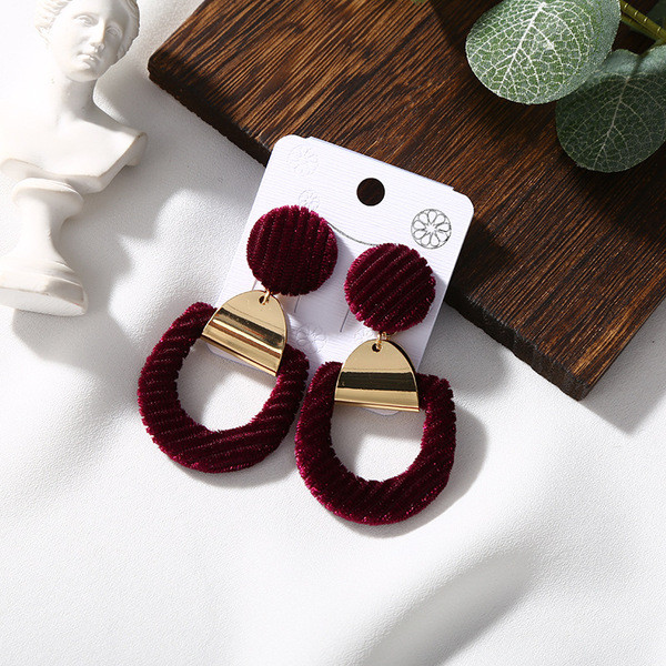 Cercei moderni de dama din metal si stofa