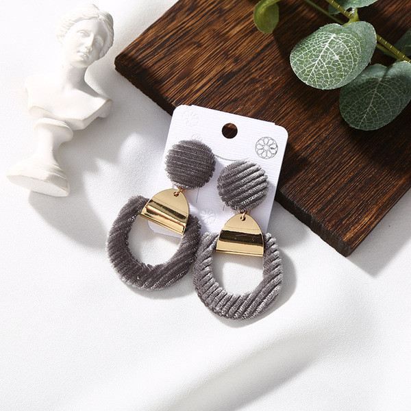 Cercei moderni de dama din metal si stofa