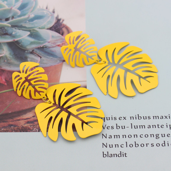 Cercei de damă din metal în formă de frunză