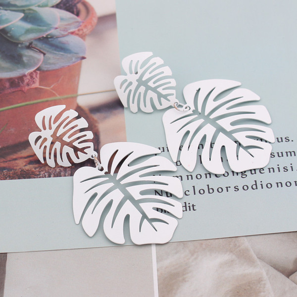 Cercei de damă din metal în formă de frunză