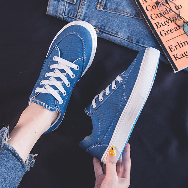 Adidași casual cu șireturi și talpă plată