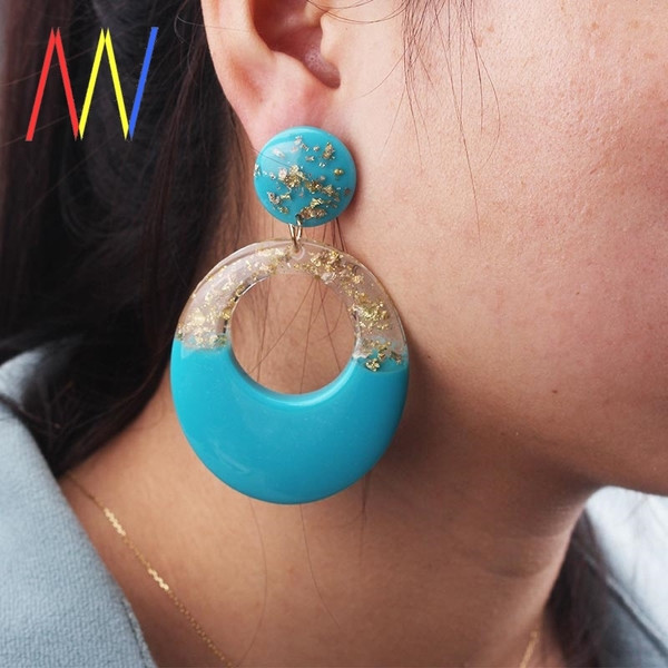 Cercei de damă moderni în două tonuri cu particule de aur