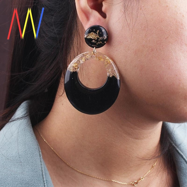 Cercei de damă moderni în două tonuri cu particule de aur