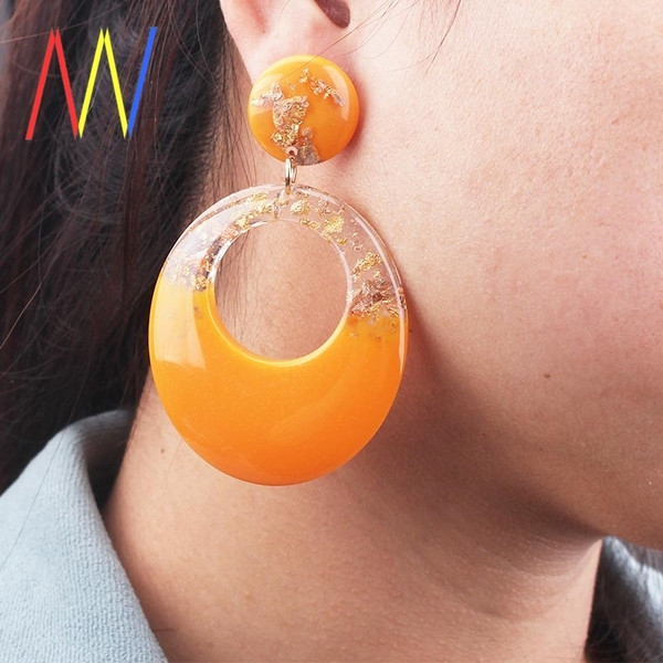 Cercei de damă moderni în două tonuri cu particule de aur