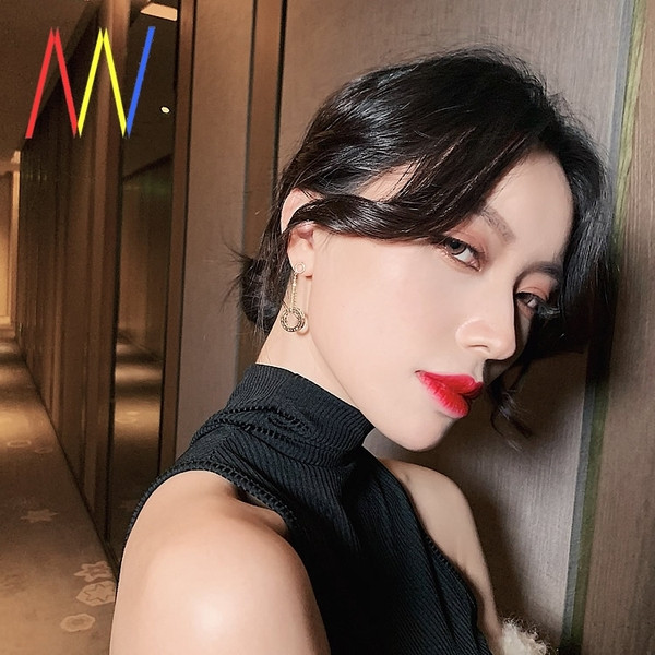 Cercei de damă aurii atârnați cu pietre