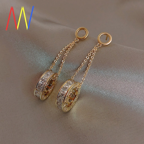 Cercei de damă aurii atârnați cu pietre