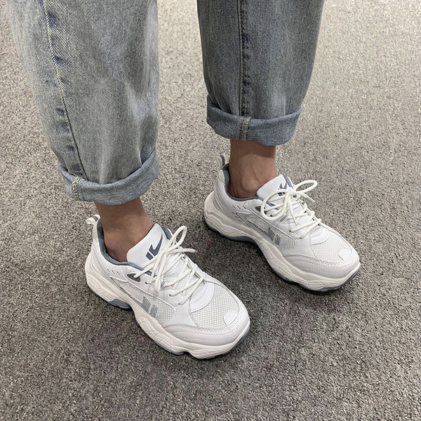 Adidași sport de damă cu talpă aspră în culoarea albă