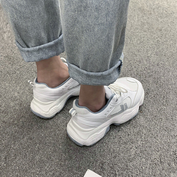 Adidași sport de damă cu talpă aspră în culoarea albă