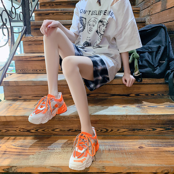 Adidași de damă bicolore cu șireturi și talpă aspră