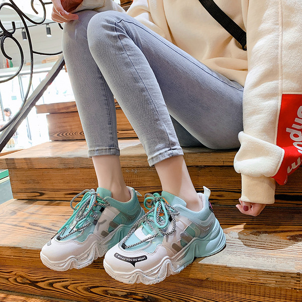 Adidași de damă bicolore cu șireturi și talpă aspră