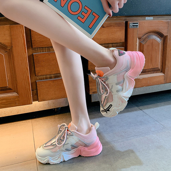 Adidași de damă bicolore cu șireturi și talpă aspră