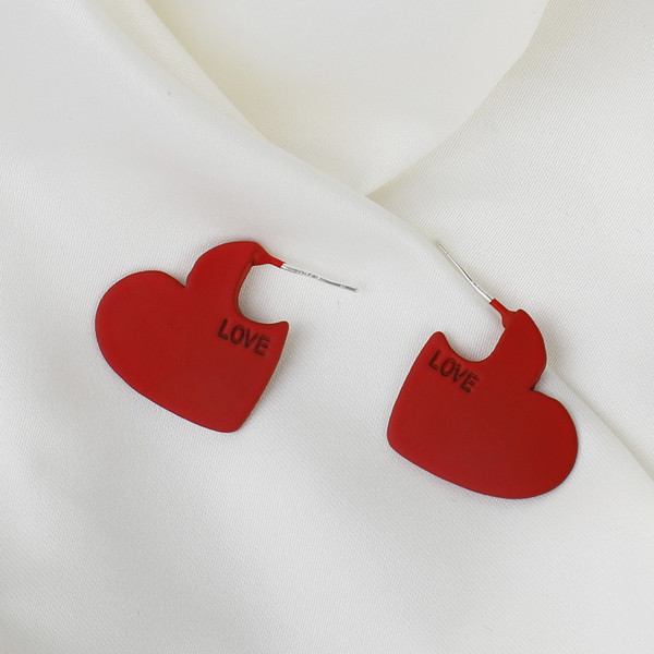 Cercei roșii de damă în formă de inimă