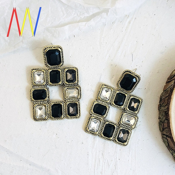 Cercei eleganti de dama in forma patrata cu pietre