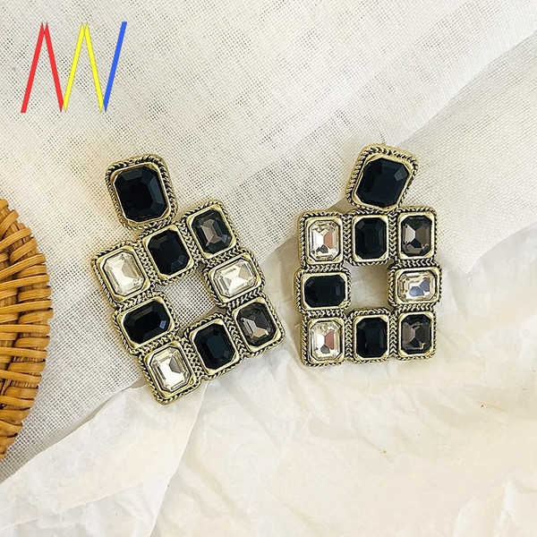 Cercei eleganti de dama in forma patrata cu pietre