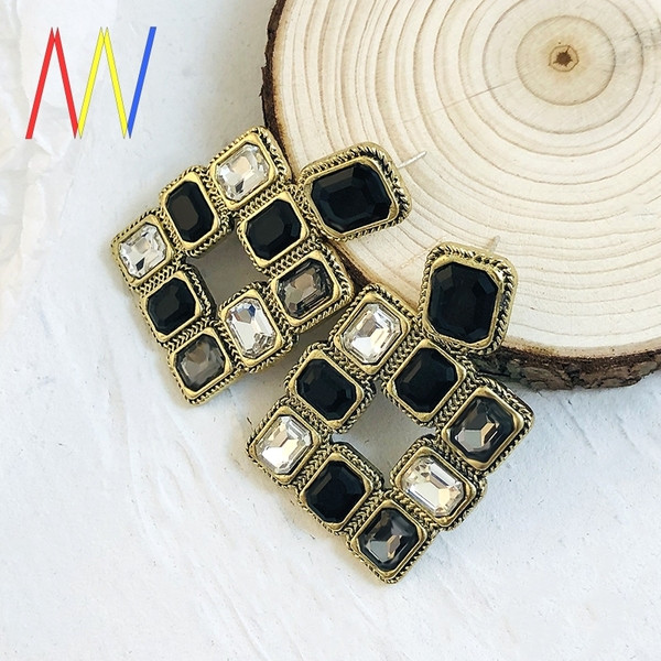 Cercei eleganti de dama in forma patrata cu pietre