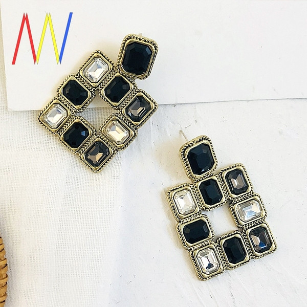 Cercei eleganti de dama in forma patrata cu pietre
