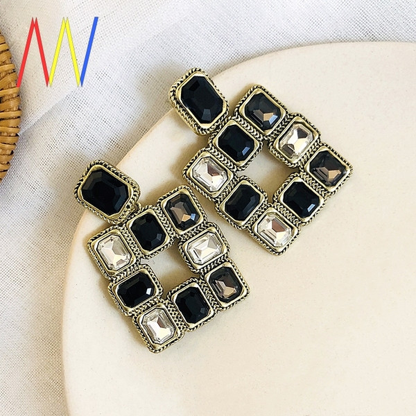 Cercei eleganti de dama in forma patrata cu pietre