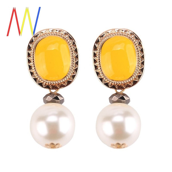 Златисти дамски обеци с големи перли 