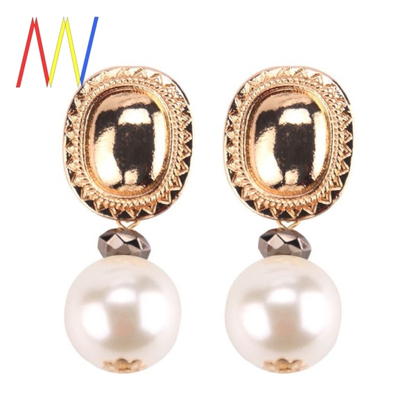 Златисти дамски обеци с големи перли 