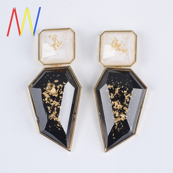 Cercei moderni de damă cu pietre mari și particule de aur