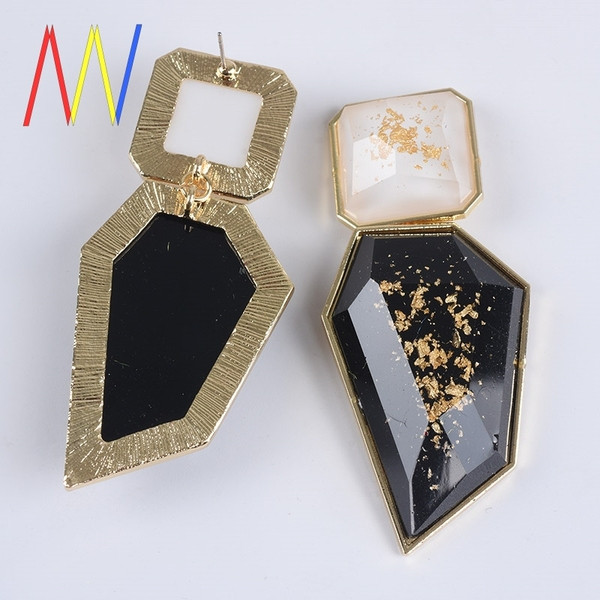 Cercei moderni de damă cu pietre mari și particule de aur