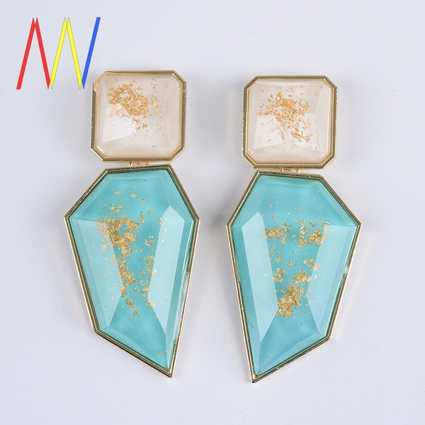 Cercei moderni de damă cu pietre mari și particule de aur