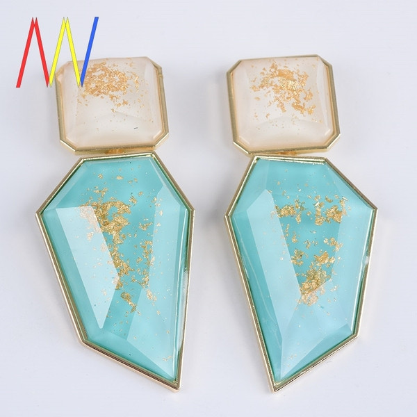 Cercei moderni de damă cu pietre mari și particule de aur