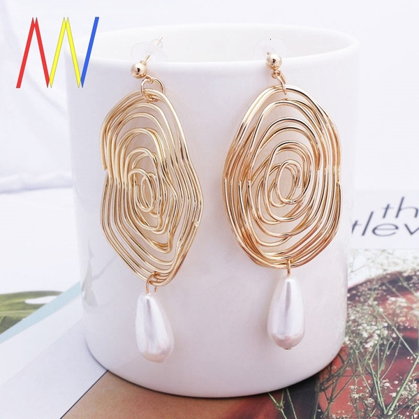 Cercei de damă actuali din aur cu perle agățate