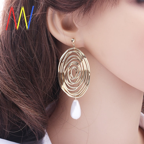 Cercei de damă actuali din aur cu perle agățate