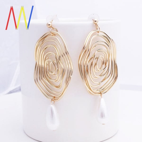 Cercei de damă actuali din aur cu perle agățate