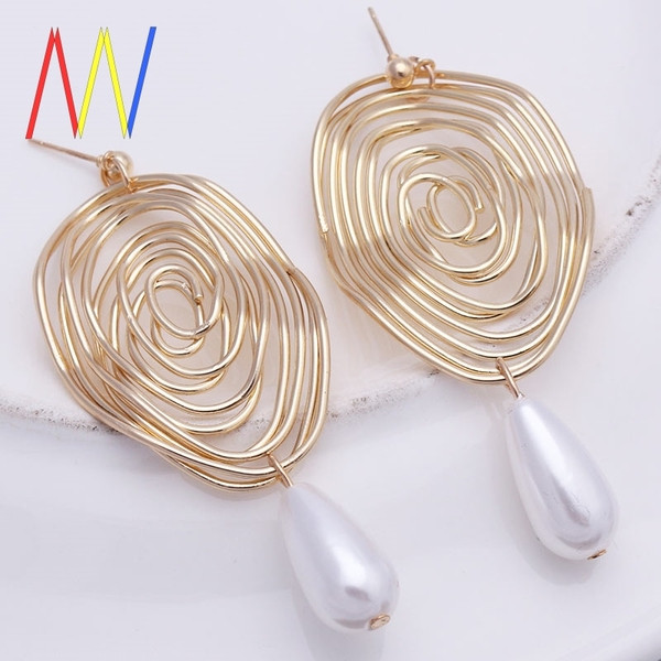 Cercei de damă actuali din aur cu perle agățate