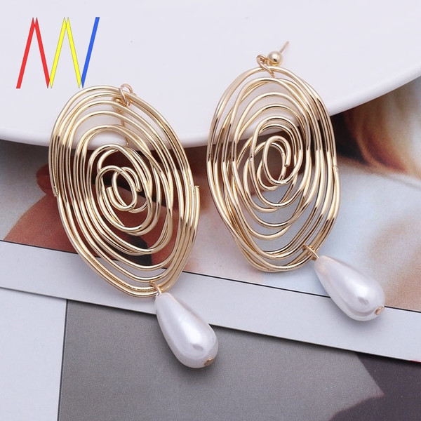 Cercei de damă actuali din aur cu perle agățate