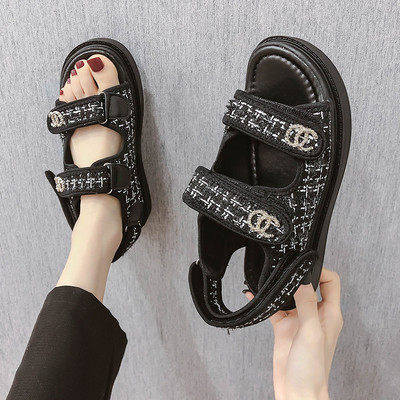 Γυναικεία σανδάλια με επίπεδη σόλα και velcro