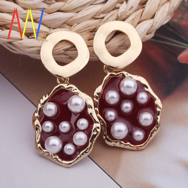 Cercei de damă actuali atârnați cu perle