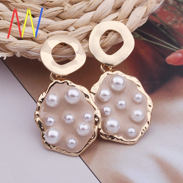 Cercei de damă actuali atârnați cu perle