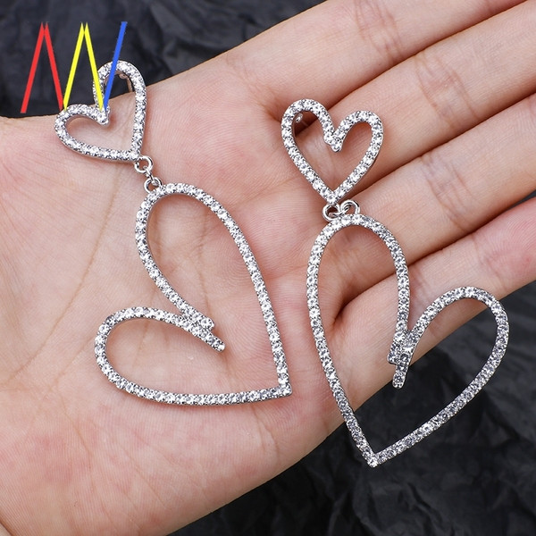 Cercei moderni de dama cu doua inimioare suspendate