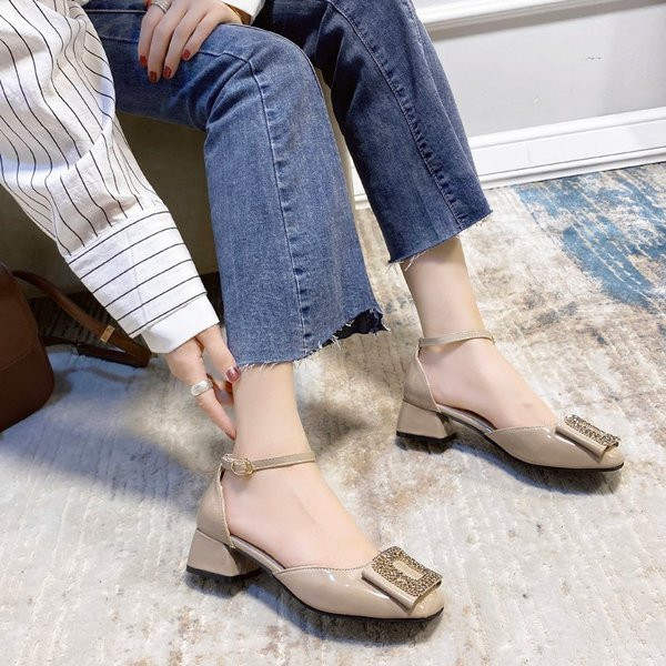 Pantofi moderni de dama cu catarama si bretele