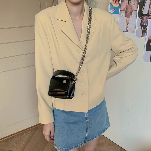 Geantă de mână neagră cu mâner lung metalic