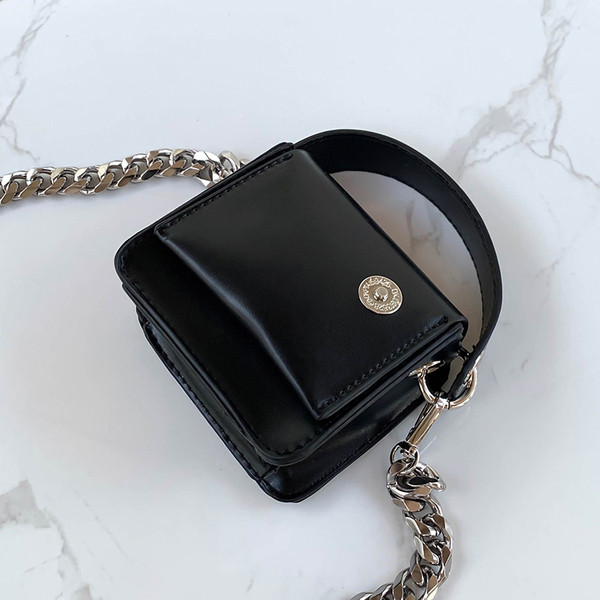 Geantă de mână neagră cu mâner lung metalic