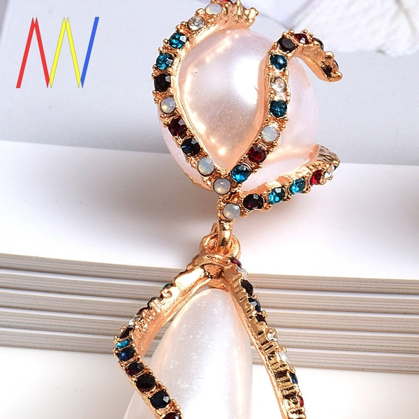 Elegantne ženske naušnice sa biserima i kamenčićima