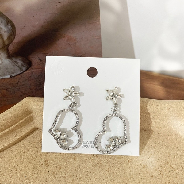 Cercei eleganti de dama in forma de inima cu pietre